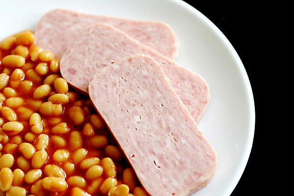 포토 JPG 해외이미지 접시 음식 조각 토마토 콩 육류 돼지고기 사람없음 식사 저녁식사 추위 굽기 햄 슬라이스 점심식사 스팸 해외202004 해외포토 식기 채소 식재료 곡류 구이 파일형식 이미지허브