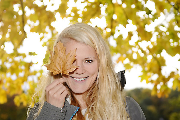 포토 JPG 해외이미지 긴머리 응시 공원 여자 행복 여유 잎 자연 한명 미소 웃음 야외 10대 청춘 금발 갈색 노란색 가을 황금 엿보기 싱글 성인여자만 해외202004 해외포토 식물 1 헤어스타일 시선 계절 공공시설 감정 컬러 컨셉 모션 청소년 표정 사람 생태계 여자만 성인만 파일형식 이미지허브