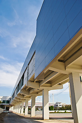 포토 JPG 해외이미지 디자인 백그라운드 비즈니스 건축양식 창문 유리 지붕 미래 바닥 사람없음 내부 건물 장식 파란색 빛 사무실 반사 금속 산책 거울 도시 복도 센터 역 공항 쇼핑몰 도착 출발 천장 통로 대문 상업 각도 일반 방법 철강 터미널 해외202004 해외포토 건축물 건축 컬러 컨셉 교통시설 재질 휴식 문 파일형식 이미지허브