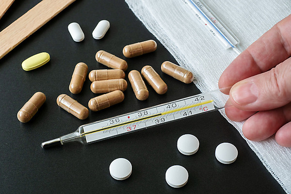 포토 JPG 해외이미지 백그라운드 건강 병원 사람 신체부위 알약 약 흰색 기구 잡기 바이러스 질병 온도계 체온계 측정 오브젝트 코로나바이러스 해외202004 해외포토 컬러 의학 모션 파일형식 이미지허브