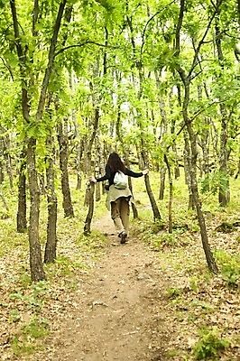포토 JPG 해외이미지 나무 식물 라이프스타일 옷 여자 유럽 길 여행 셔츠 잎 가방 바지 배낭 자연 산 한명 사람 풍경 야외 초록색 유행 여행객 봄 산책 하이킹 스페인 숲 스웨터 방문 선로 저지 혼자 해외202004 해외포토 1 잡화 계절 나라 컬러 상의 하의 레저 휴식 생활 생태계 파일형식 이미지허브