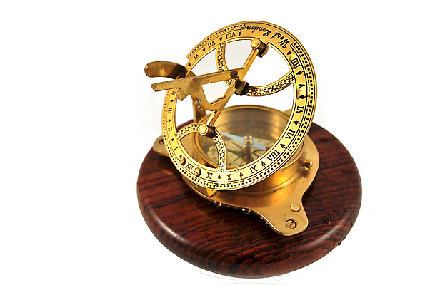 포토 JPG 해외이미지 여행 지도 항해 사람없음 장비 탐험 흰색 기구 황금 나침반 방향 측정 런던 북쪽 동쪽 네비게이션 남쪽 발견 고립 고물 놋쇠 방법 서쪽 옛날 지리 해외202004 해외포토 컬러 배_교통 영국 파일형식 이미지허브