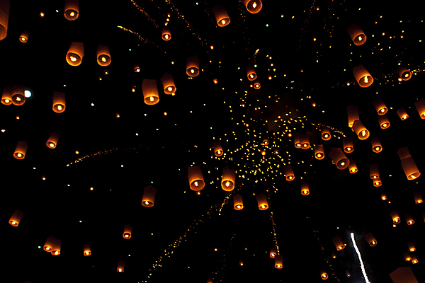 포토 JPG 해외이미지 사람없음 야외 빛 야간 풍등 풍등날리기 풍등놀이 풍등행사 풍등축제 해외202004 해외포토 자연요소 놀이 조명 이벤트 등축제 파일형식 이미지허브