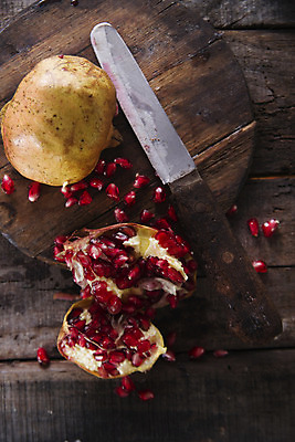 포토 JPG 해외이미지 열매 사람없음 칼 석류 석류알 나무배경 해외202004 해외포토 식물 백그라운드 과일 파일형식 이미지허브