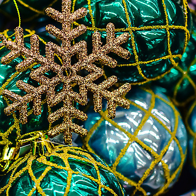 포토 JPG 해외이미지 크리스마스장식 크리스마스 눈꽃 실내 근접촬영 사람없음 장식볼 눈송이 오브젝트 눈꽃무늬 오너먼트 해외202004 해외포토 기념일 뷰포인트 무늬 눈_날씨 내부 장식 파일형식 이미지허브