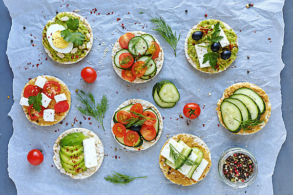 포토 JPG 해외이미지 음식 토마토 채소 오이 치즈 샌드위치 사람없음 크래커 요식업 계란 애피타이저 허브 카나페 머리위 토핑 건강식 캐비아 타파스 해외202004 해외포토 식물 산업 식재료 유제품 서양음식 쿠키 알 파일형식 이미지허브