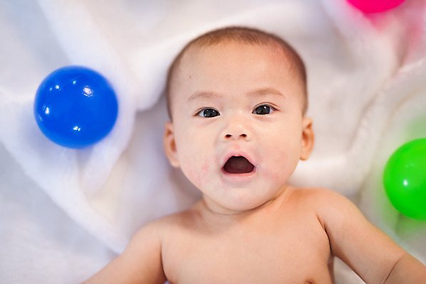 포토 JPG 해외이미지 백인 1 딸 행복 얼굴 어린이 휴식 실내 건강 한명 사람 흰색 자녀 침대 표현 아기 신생아 작음 순수 시트 천진난만 유일 해외202004 해외포토 서양인 감정 컬러 가구 컨셉 가족 내부 신체부위 크기 파일형식 이미지허브