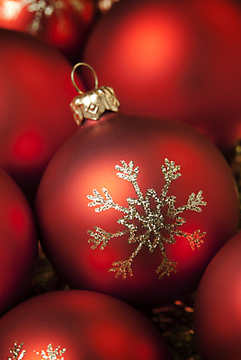 포토 JPG 해외이미지 크리스마스장식 크리스마스 실내 근접촬영 사람없음 빨간색 장식볼 오브젝트 오너먼트 해외202004 해외포토 기념일 뷰포인트 컬러 내부 장식 파일형식 이미지허브