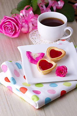 포토 JPG 해외이미지 모양 꽃잎 음식 분홍색 꽃무늬 휴가 티타임 디저트 도마 발렌타인데이 사탕 사람없음 컵 여름 장미 과자 케이크 껍질 하트 사발 차 달콤 아침식사 찻잔 작음 잼 굽기 제비꽃 시골집 미니 비올라 얇은 타르트 해외202004 해외포토 식기 계절 꽃 음료 빵 컬러 무늬 데이이벤트 주방용품 휴식 잔 주택 식사 사기그릇 소스_음식 맛 크기 구이 파이_빵 파일형식 찰현악기 이미지허브