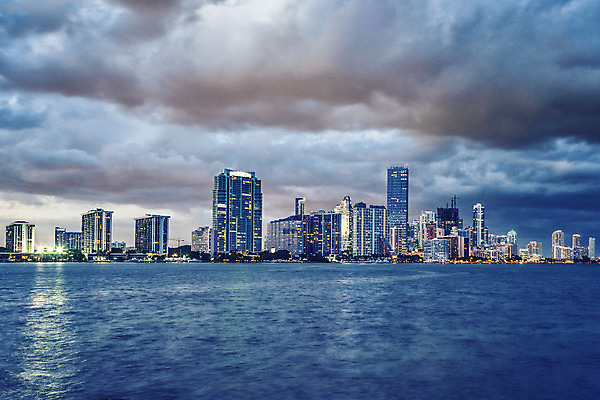포토 JPG 해외이미지 구름 바다 여행 비즈니스 건축양식 하늘 부동산 전등 파노라마 사람없음 건물 가로 물 관광지 도시풍경 컬러풀 일출 고층빌딩 미국 일몰 도시 만 도심 야간 스카이라인 빛망울 랜드마크 마이애미 이국적 플로리다 해외202004 해외포토 자연요소 건축물 건축 컬러 북아메리카 조명 촬영기법 풍경 빌딩 빛 노을 재산 파일형식 이미지허브