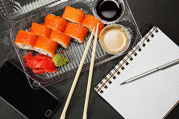 포토 JPG 해외이미지 전통 접시 아시아 음식 조각 잎 오렌지 밥 오이 치즈 건강 어류 요리 사람없음 스마트폰 펜 식당 일본 검은색 공책 식사 저녁식사 초밥 회 흰색 신선 해조류 클래식 맛 두루마리 고추냉이 먹기 해산물 크림 날것 롤 연어 생강 동쪽 아보카도 점심식사 해외202004 해외포토 식물 식기 나라 컬러 컨셉 채소 과일 모션 문구용품 유제품 핸드폰 스마트기기 필기구 상점 수중동물 양념 해양식물 방향 일본음식 파일형식 이미지허브