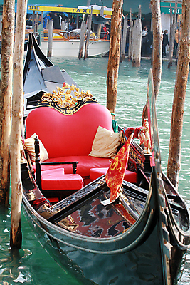 포토 JPG 해외이미지 전통 바다 여행 사람없음 물 이탈리아 보트 곤돌라 지중해 운하 베네치아 해외202004 해외포토 자연요소 유럽 배_교통 파일형식 이미지허브