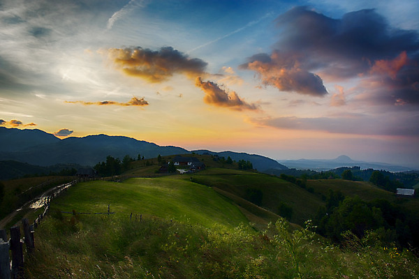포토 JPG 해외이미지 나무 구름 계절 도로 여행 백그라운드 밭 자연 하늘 아침 산 파노라마 풍경 사람없음 야외 초록색 여름 빛 컬러풀 햇빛 태양 일출 환경 계곡 일몰 새벽 가을 시골 저녁 숲 언덕 루마니아 내추럴 절정 해외202004 해외포토 주간 자연요소 식물 유럽 길 컬러 농업 교통시설 촬영기법 노을 야간 생태계 파일형식 이미지허브