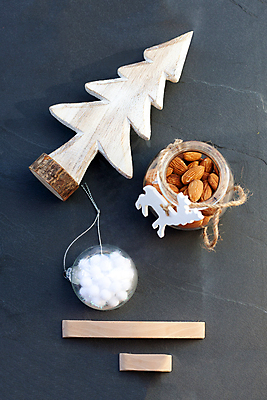 포토 JPG 해외이미지 나무 계절 행복 문화 크리스마스장식 크리스마스 겨울 공 선물 사람없음 장식 컬러풀 장난감 크리스마스트리 기쁨 나뭇가지 축하 화려 12월 심볼 엽서 솔방울 여의주 해외202004 해외포토 식물 기념일 감정 컬러 컨셉 날짜 편지 파일형식 이미지허브