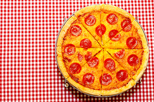 포토 JPG 해외이미지 음식 치즈 피자 사람없음 빨간색 우주 식당 식사 저녁식사 이탈리아 껍질 식탁보 원형 폐기물 굽기 슬라이스 토핑 점심식사 깅엄 모짜렐라치즈 페퍼로니 해로움 해외202004 해외포토 도형 유럽 컬러 컨셉 유제품 패스트푸드 서양음식 상점 소시지 쓰레기 구이 파일형식 이미지허브