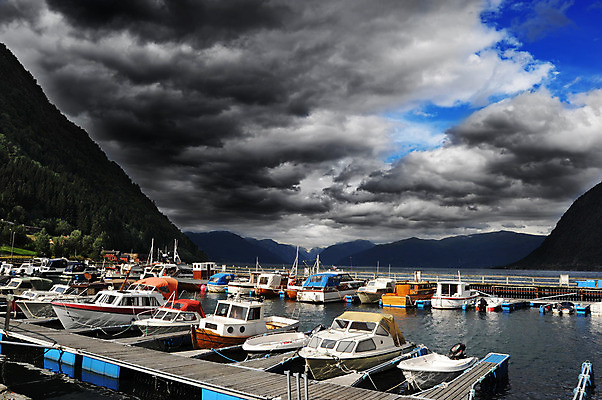 포토 JPG 해외이미지 구름 파도 바다 여행 요트 하늘 날씨 휴가 산 항해 노르웨이 사람없음 물 여름 파란색 햇빛 태양 항구 어둠 힘 보트 고급 위험 크루즈 함선 승객 폭풍 북쪽 포트 폭풍우 해외202004 해외포토 자연요소 계절 유럽 컬러 컨셉 배_교통 교통시설 비_날씨 자연재해 방향 파일형식 이미지허브