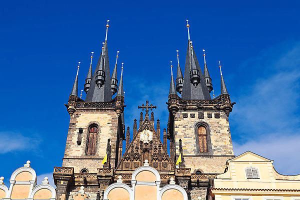 포토 JPG 해외이미지 유럽 종교 건축양식 하늘 사람없음 건물 파란색 도시풍경 교회 탑 도시 사찰 역사 재산 체코 프라하 첨탑 고딕 구시가지 옛날 해외202004 해외포토 건축물 건축 나라 컬러 종교건축 풍경 금융 파일형식 이미지허브