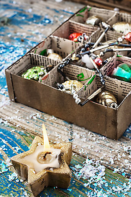 포토 JPG 해외이미지 별 실내 사람없음 장식 상자 오브젝트 담기 향초 나무배경 해외202004 해외포토 자연요소 백그라운드 초 모션 내부 파일형식 이미지허브