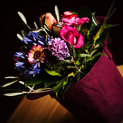 포토 JPG 해외이미지 꽃 가방 탁자 검은배경 사람없음 장식 빨간색 쇼핑 꽃병 보라색 봄 정사각형 해외202004 해외포토 도형 식물 잡화 계절 컬러 가구 백그라운드 검은색 파일형식 이미지허브