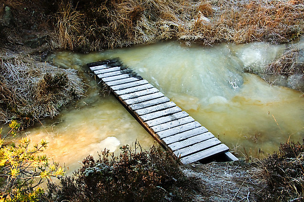 포토 JPG 해외이미지 길 십자가 겨울 자연 사람없음 물 냉동 얼음 도전 시골 개울 보행자 널 위험 조심 문제 해결 건너기 방법 선로 어려움 해외202004 해외포토 자연요소 계절 컨셉 모션 강 생태계 파일형식 이미지허브