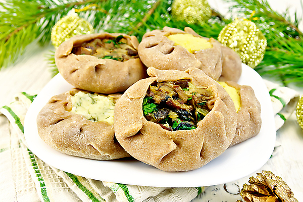 포토 JPG 해외이미지 전통 접시 음식 빵 크리스마스 채소 공 휴가 치즈 감자 실내 파슬리 핀란드 요리 사람없음 목재 가로 장난감 쌓기 쿠키 버섯 나뭇가지 낟알 굽기 반죽 밀가루 상록수 전나무 패티 딜 러시아인 스칸디나비아 스터핑 전국 페스츄리 호밀 가문비나무 해외202004 해외포토 서양인 나무 식기 기념일 재료 모션 디저트 유제품 곡류 북유럽 내부 가루 구이 파일형식 이미지허브