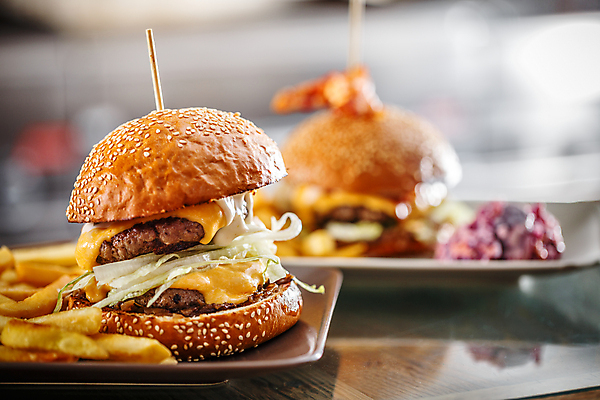 포토 JPG 해외이미지 접시 패스트푸드 실내 사람없음 아웃포커스 감자튀김 햄버거 인스턴트 정크푸드 해외202004 해외포토 식기 음식 감자 촬영기법 내부 튀김 파일형식 이미지허브