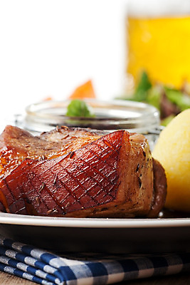 포토 JPG 해외이미지 전통 접시 음식 조각 채소 맥주 육류 돼지고기 요리 사람없음 빨간색 갈색 저녁식사 머그컵 튀김 덮개 뚜껑 돼지 보트 맛 정상 자르기 굽기 피부 어깨 양배추 무침 통조림 월계수 입가심 바이에른사람 해외202004 해외포토 식기 컬러 컨셉 배_교통 식재료 포유류 모션 주류 신체부위 컵 식사 구이 파일형식 이미지허브