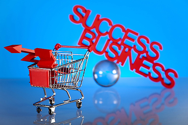 포토 JPG 해외이미지 화살표 비즈니스 성공 실내 타이포그라피 사람없음 반사 쇼핑카 파란배경 유리구슬 해외202004 해외포토 문자 백그라운드 컨셉 유리 내부 파란색 쇼핑 카트 구슬 파일형식 이미지허브