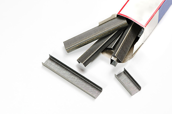 포토 JPG 해외이미지 종이 백그라운드 장신구 문구용품 사람없음 상자 사무실 쌓기 금속 장비 흰색 공구 그룹 변화 은색 스테이플러 철 오브젝트 클립 철사 고립 철강 공급 해외202004 해외포토 컬러 컨셉 비즈니스 모션 재질 사무용품 도구 파일형식 이미지허브