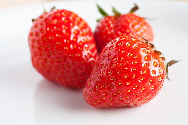 포토 JPG 해외이미지 접시 열매 음식 다이어트 과일 딸기 건강 3 씨앗 사람없음 빨간색 여름 빛 반사 흰색 신선 그룹 닫기 날것 정물화 해외202004 해외포토 식물 식기 계절 컬러 모션 그림 파일형식 이미지허브