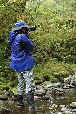 포토 JPG 해외이미지 직업 1 손 응시 옷 백그라운드 자연 서기 사람 성인 취미 사람없음 야외 파란색 강 머리 카메라 사진촬영 장비 표현 잡기 업무 기자 발사 사진사 필름 싱글 그림 슛 리포터 찬성 셔터 내추럴 아마추어 해외202004 해외포토 시선 컬러 모션 신체부위 전자제품 촬영 작업 작가 생태계 파일형식 이미지허브