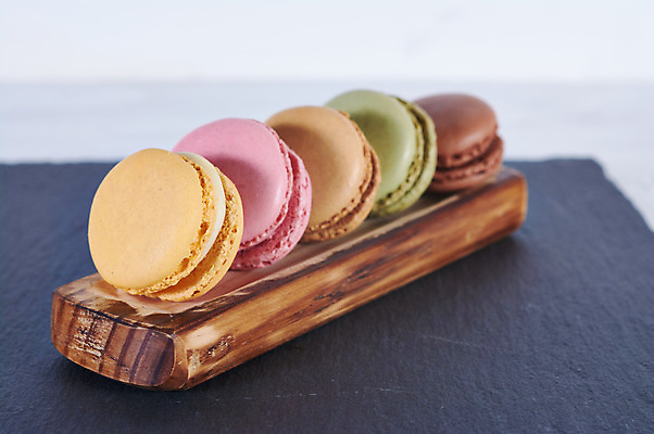 포토 JPG 해외이미지 디저트 실내 사람없음 아웃포커스 일렬 마카롱 나무받침 해외202004 해외포토 음식 촬영기법 내부 목재 받침대 파일형식 이미지허브