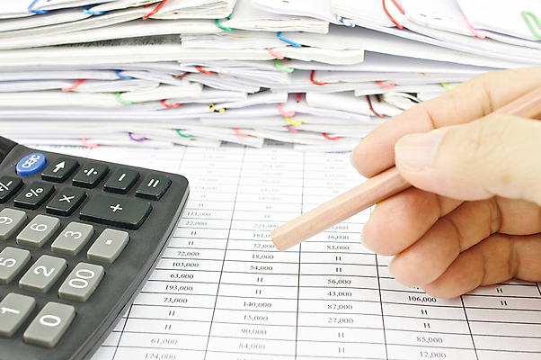 포토 JPG 해외이미지 손 종이 비즈니스 성공 설계 사람없음 연필 쌓기 동전 자료 계산기 흰색 잡기 업무 황금 인쇄 보고서 문서 영수증 시트 계좌 옛날 해외202004 해외포토 컬러 컨셉 돈 모션 문구용품 학용품 신체부위 금융 필기구 장비 작업 파일형식 이미지허브