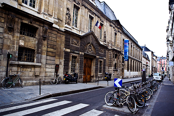 포토 JPG 해외이미지 전통 라이프스타일 유럽 문화 여행 휴가 거리 사람없음 야외 걷기 침묵 프랑스 도시 역사 박물관 장면 지역 프랑스어 건너기 길가 단절 옛날 파리(프랑스) 해외202004 해외포토 문자 나라 모션 생활 소리 파일형식 이미지허브