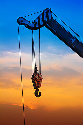 포토 JPG 해외이미지 모양 산업 밧줄 백그라운드 비즈니스 건축양식 하늘 모바일 사람없음 건물 파란색 금속 기계 일몰 장비 철 오브젝트 기중기 각도 팔 공학 개발 고립 철강 해외202004 해외포토 건축물 교육 건축 줄 컬러 재질 신체부위 노을 중장비 파일형식 이미지허브