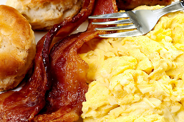 포토 JPG 해외이미지 접시 음식 조각 포크 아침 육류 요리 사람없음 계란 식사 튀김 신선 아침식사 서빙 베이컨 스크램블 해외202004 해외포토 주간 식기 식재료 돼지고기 알 계란요리 파일형식 이미지허브