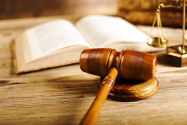 포토 JPG 해외이미지 실내 사람없음 아웃포커스 책 오브젝트 법 의사봉 나무배경 해외202004 해외포토 백그라운드 촬영기법 내부 파일형식 이미지허브