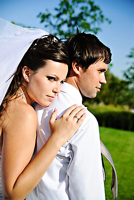 포토 JPG 해외이미지 백인 라이프스타일 커플 드레스 여자 남자 꽃 행복 꽃다발 결혼 2 신혼부부 결혼식 함께함 사랑 사람 야외 두명 장미 축하 반지 아내 가운 부드러움 베일 해외202004 해외포토 서양인 식물 부부 옷 감정 컨셉 장신구 관계 이벤트 생활 감각 신혼 파일형식 이미지허브