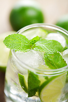 포토 JPG 해외이미지 음료 과일 주류 사람없음 초록색 얼음 알코올 달콤 시원함 레몬 레모네이드 민트 라임 모히토 해외202004 해외포토 자연요소 컬러 칵테일 맛 허브 에이드 파일형식 이미지허브
