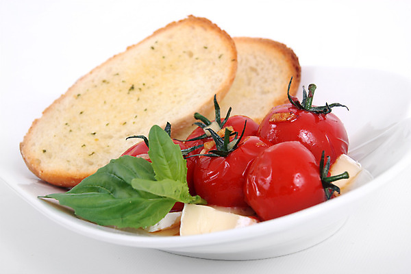 포토 JPG 해외이미지 스튜디오촬영 접시 음식 빵 토마토 채소 방울토마토 치즈 마늘 요리 사람없음 빨간색 애피타이저 굽기 이탈리아문화 바질 해외202004 해외포토 식기 컬러 유제품 실내 구이 유럽문화 파일형식 이미지허브