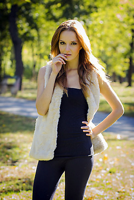 포토 JPG 해외이미지 나무 백인 1 계절 공원 여자 행복 얼굴 자연 한명 미소 사람 성인 야외 초록색 여름 청춘 봄 자유 가을 흰색 내추럴 해외202004 해외포토 서양인 식물 공공시설 감정 컬러 컨셉 표정 신체부위 생태계 파일형식 이미지허브