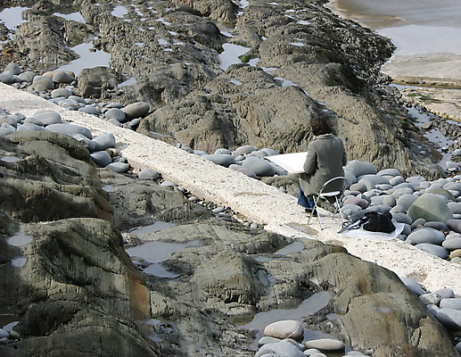 포토 JPG 해외이미지 여자 종이 바다 수채화 사람 앉기 취미 사람없음 연필 페인트 조약돌 붓 스케치 이젤 그림 예술가 캔버스 화가 암초 울퉁불퉁 해외202004 해외포토 직업 모션 학용품 미술 필기구 미술도구 돌_바위 파일형식 이미지허브