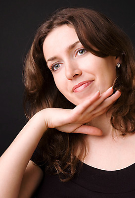 포토 JPG 해외이미지 백인 모델 여자 얼굴 포즈 백그라운드 한명 사람 소녀 성인 유행 검은색 화려 피부 입술 노려봄 해외202004 해외포토 서양인 1 어린이 컬러 컨셉 표정 신체부위 파일형식 이미지허브