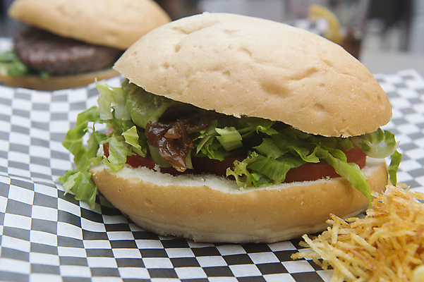 포토 JPG 해외이미지 패스트푸드 실내 사람없음 아웃포커스 햄버거 인스턴트 정크푸드 포장지 바둑판무늬 해외202004 해외포토 음식 포장 촬영기법 내부 파일형식 이미지허브