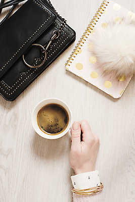 포토 JPG 해외이미지 라이프스타일 손 여자 커피 음료 분홍색 백그라운드 컨셉 겨울 탁자 아침 설계 주택 따뜻함 관리 사람없음 컵 세로 유행 검은색 공책 머그컵 핸드백 가을 잡기 작업 작업실 플랫 아침식사 정상 주식 보석 책상 위치 스타일 방식 해외202004 해외포토 주간 식기 계절 컬러 가구 가방 모션 문구용품 사람 건물 생활 신체부위 금융 식사 광석 파일형식 이미지허브