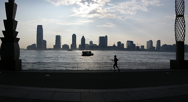 포토 JPG 해외이미지 실루엣 여행 하늘 휴가 새로움 거리 아메리카 사람없음 건물 세로 물 강 도시풍경 햇빛 반사 검은색 고층빌딩 어둠 흰색 도시 큼 맨해튼 저지 허드슨강 해외202004 해외포토 자연요소 건축물 컬러 컨셉 촬영기법 풍경 빌딩 태양 미국 크기 대륙 뉴욕 파일형식 이미지허브