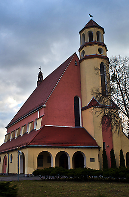 포토 JPG 해외이미지 나무 구름 유럽 종교 벽 십자가 건축양식 창문 하늘 사람없음 교회 묘사 첨탑 종탑 폴란드 해외202004 해외포토 자연요소 식물 건축 나라 종교건축 건물 탑 파일형식 이미지허브