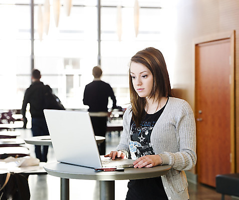 포토 JPG 해외이미지 학생 여자 행복 학교 갈색머리 실내 한명 친구 노트북 스터디 컴퓨터 금발 스크린 모니터 목도리 업무 작업 스웨터 해외202004 해외포토 1 헤어스타일 잡화 교육 감정 상의 관계 사람 내부 전자제품 학습 파일형식 이미지허브