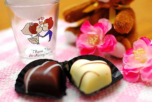 포토 JPG 해외이미지 모양 커플 기념일 꽃잎 꽃 음식 분홍색 결혼 컨셉 꽃무늬 곰 결혼식 키스 발렌타인데이 사탕 사랑 사람없음 장식 장난감 갈색 초콜릿 흰색 하트 날짜 달콤 심볼 오브젝트 부드러움 영원 해외202004 해외포토 식물 동물 감정 컬러 무늬 포유류 관계 데이이벤트 디저트 이벤트 감각 맛 애정표현 파일형식 이미지허브