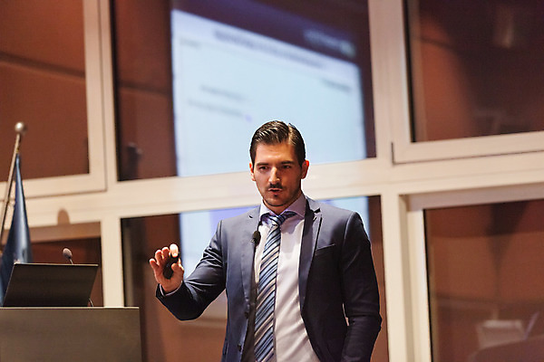 포토 JPG 해외이미지 남자 실내 말하기 한명 들기 정장 상반신 성인 앞모습 비즈니스맨 강의 강당 성인남자한명만 해외202004 해외포토 1 옷 뷰포인트 비즈니스 모션 사람 내부 직장인 남자한명만 성인남자만 파일형식 이미지허브